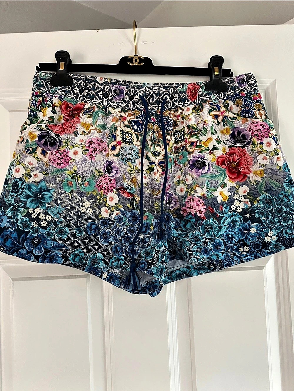 Johnny Was Floral Shorts in Blue & Multicolor Size Medium Like New